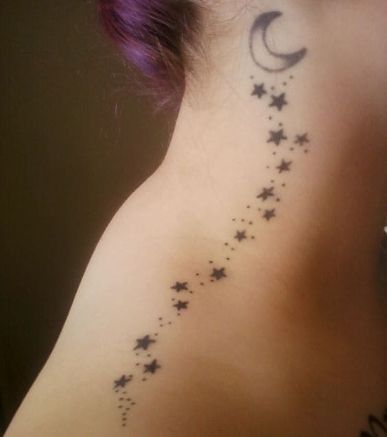 tattoo hình mặt trăng và ngôi dọc theo vai nữ