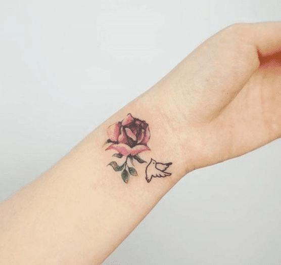 tattoo hoa hồng và chim đẹp ở cổ tay nữ
