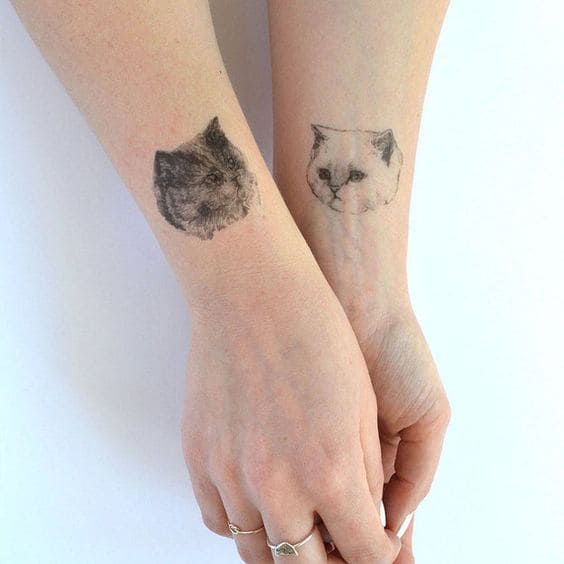 tattoo mặt mèo nhỏ nhắn ở cổ tay