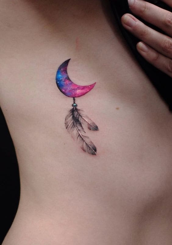 tattoo mặt trăng đẹp kết hợp với lông vũ