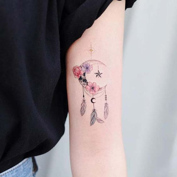 tattoo mặt trăng trên tay nữ ngầu