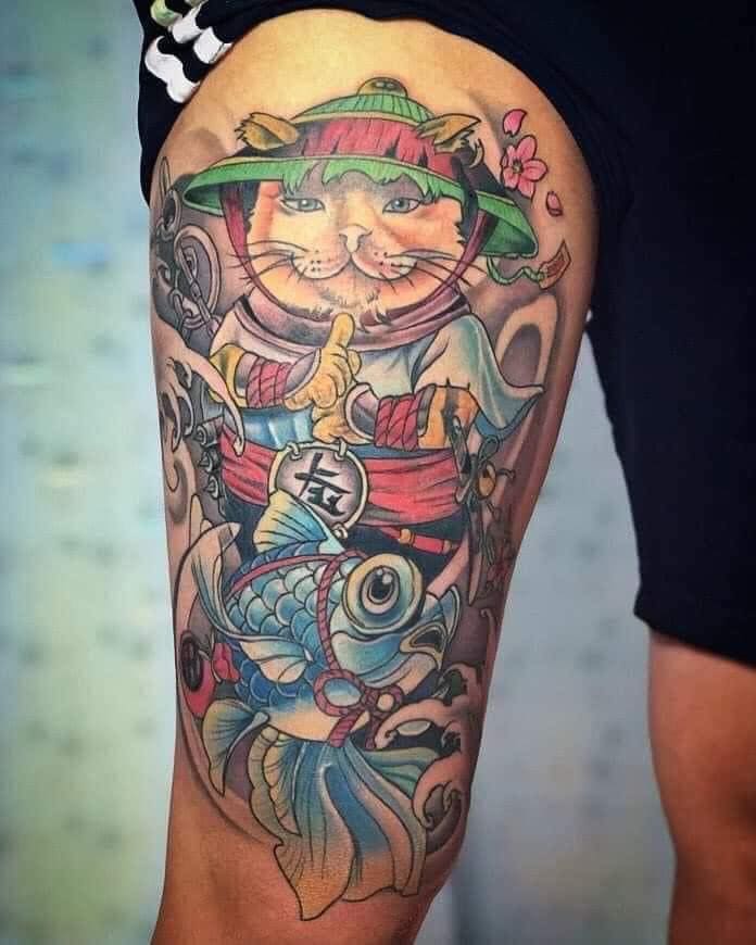 tattoo mèo thần tài và cá chép ở chân