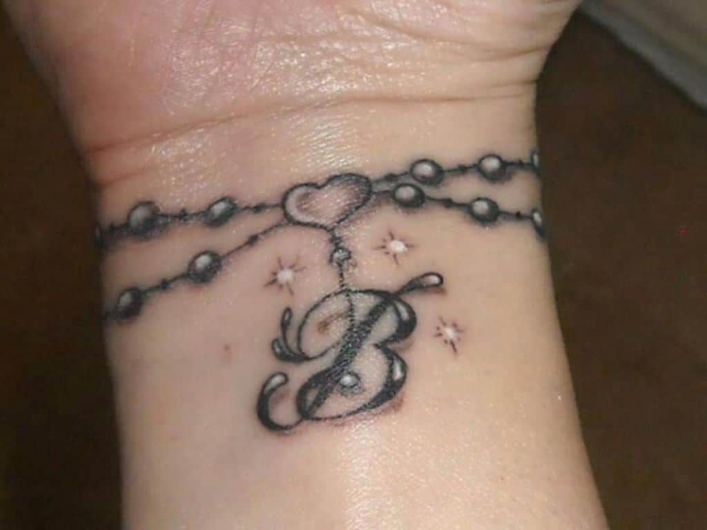 Ấn tượng với mẫu tattoo chữ cái ở tay