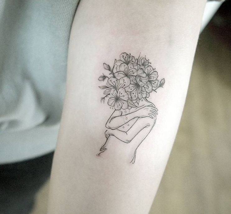 Ảnh tattoo cô gái với bông hoa mini