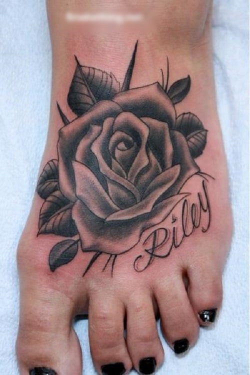 Ảnh tattoo hoa hồng đen ở chân