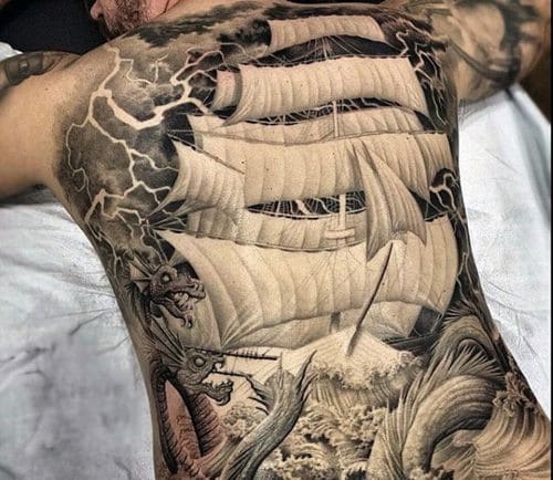 Bạn tham khảo mẫu tattoo thuyền buồm kín lưng ngầu nhất