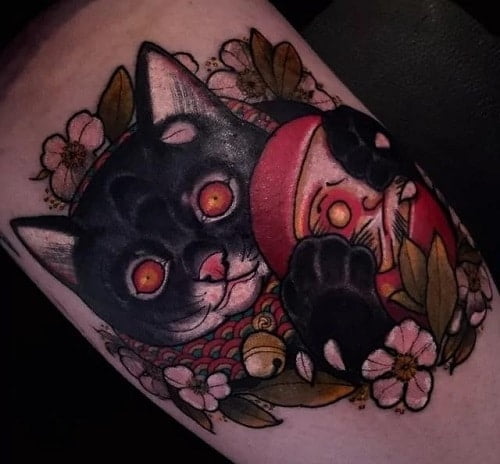 Bí ẩn và sắc sảo với tattoo mèo thần tài và daruma