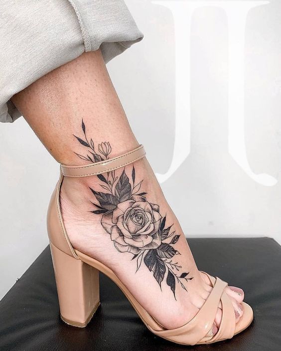 Bông hoa hồng xăm đen trắng ở chân