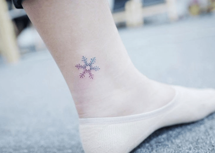 Bông tuyết xăm nhỏ xinh trên đôi chân các nàng