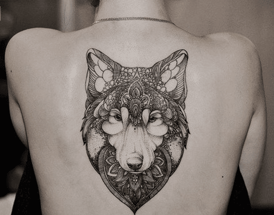 Cá tính và chất chơi với hình tattoo chó sói sau lưng