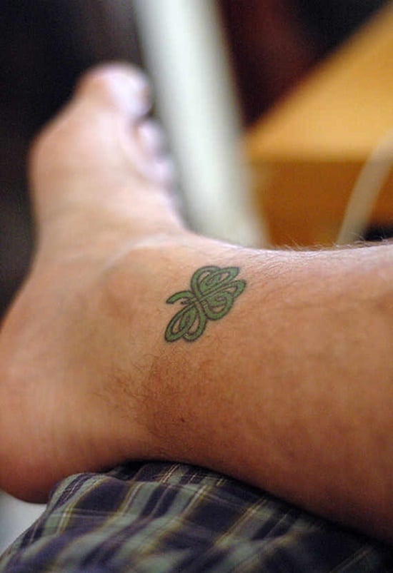 Cá tính và khác biệt cùng tattoo cỏ ba lá ở cổ chân