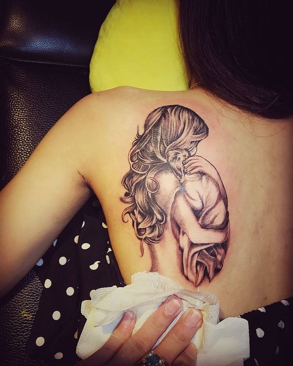 Cái ôm mẹ và con thật tình cảm được khắc họa qua tattoo sau lưng