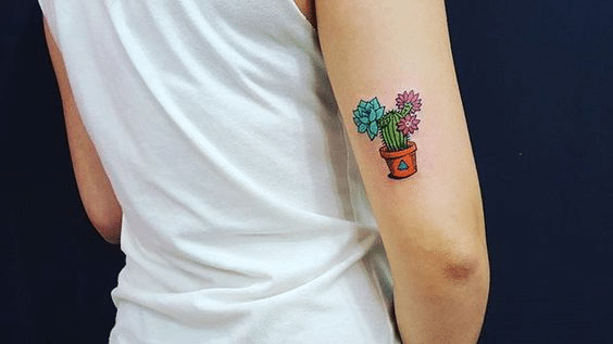Cây xương rồng nhỏ nở hoa thành tattoo mini dễ thương