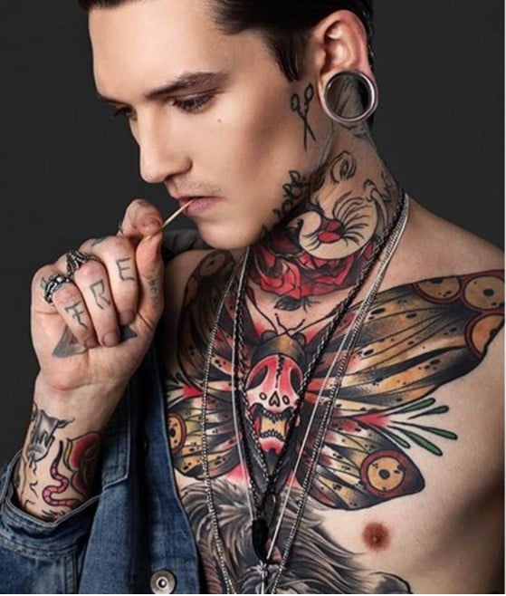 Chàng trai thêm phần mạnh mẽ với những mẫu tattoo trên ngực