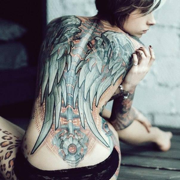 Chất chơi và quyến rũ hơn với tattoo cánh thiên thần cho nữ