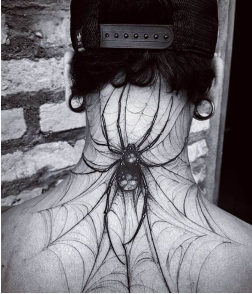 Chất ngầu và phá cách với tattoo mạng nhện ở cổ