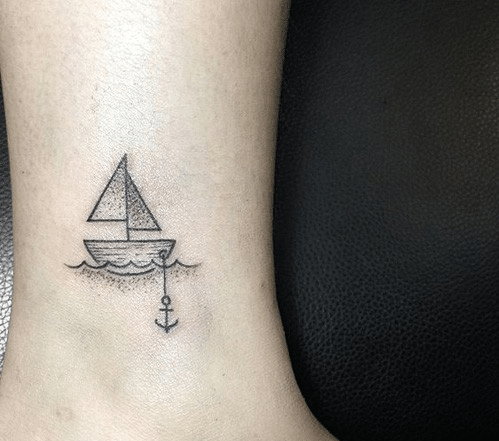 Chiếc thuyền nhỏ xinh xắn thành mẫu tattoo được nhiều bạn lựa chọn