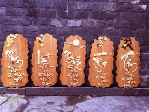Chữ Nhân Lễ Nghĩa Trí Tín khắc trên gỗ