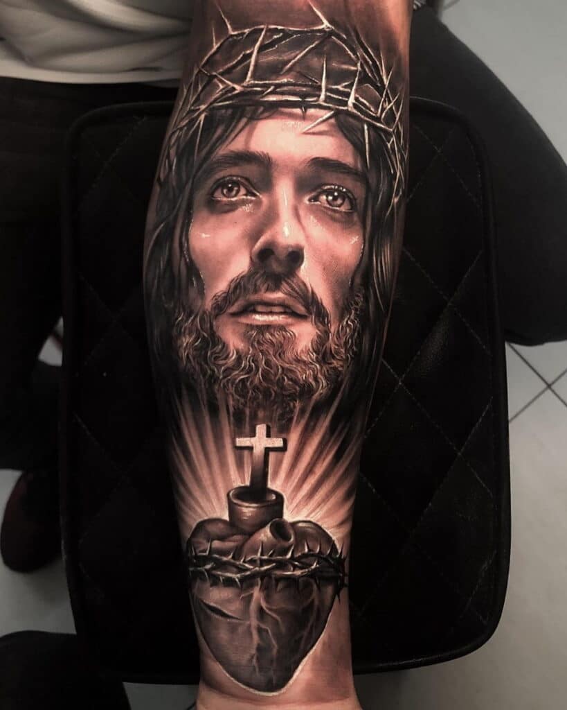 Chúa giêsu và cây thánh giá xăm ở cánh tay