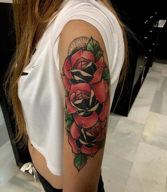 Con gái xăm hoa hồng ở bắp tay