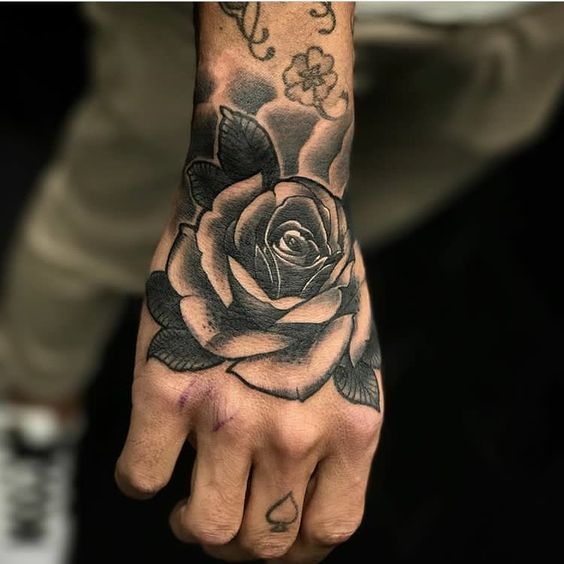 Cuốn hút và nổi bật với mẫu tattoo hoa hồng đen ở tay