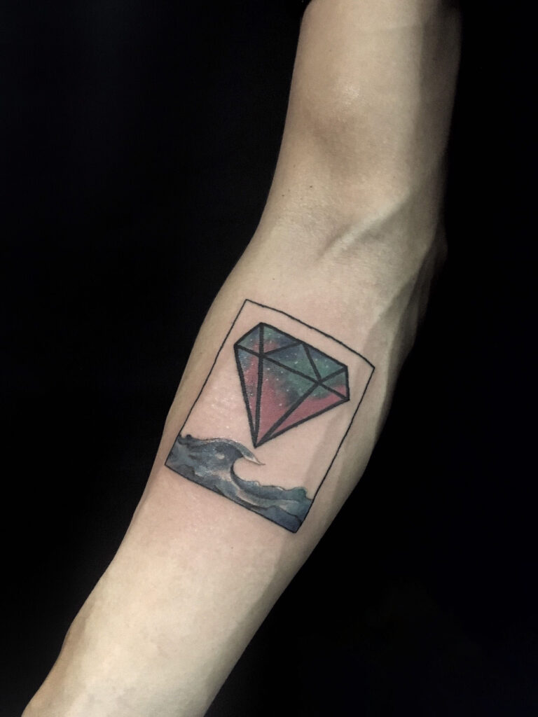 Độc lạ và sắc sảo với kiểu tattoo kim cương và biển cả trên cánh tay