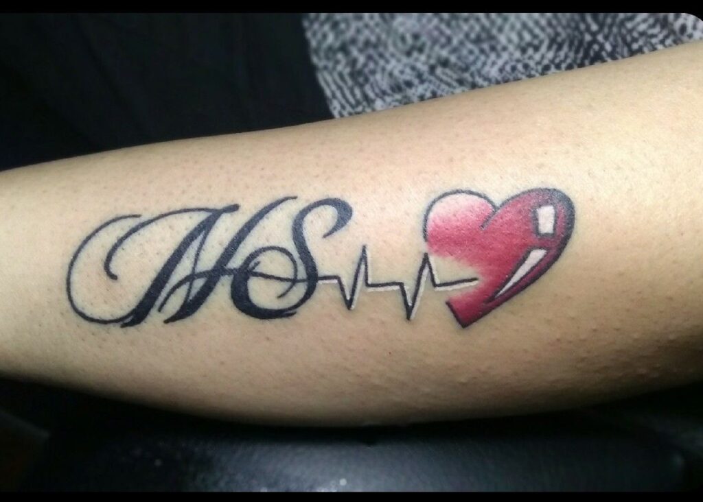 Gửi bạn tattoo chữ cái kèm nhịp đập và trái tim