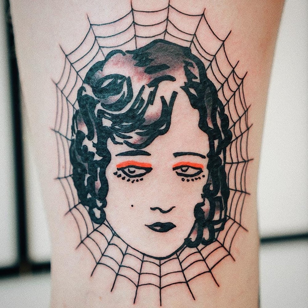 Hình tatoo mạng nhện cùng khuôn mặt cô gái