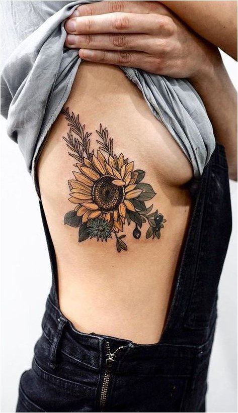 Hình tattoo bông hoa hướng dương ở mạn sườn nữ
