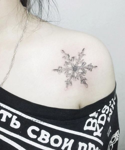 Hình tattoo bông tuyết trên vai