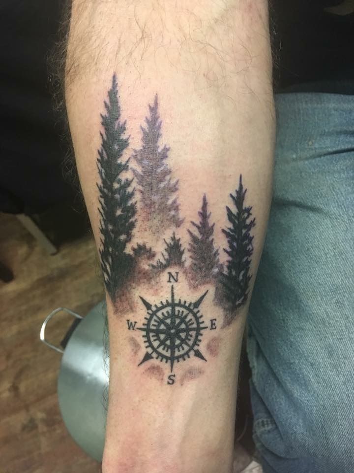 Hình tattoo cây thông la bàn trên tay