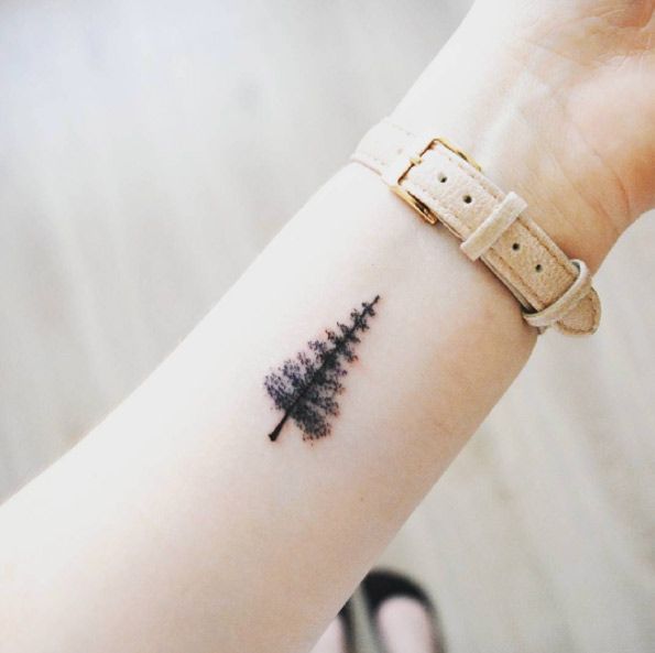 Hình tattoo cây thông nhỏ xinh ở cổ tay