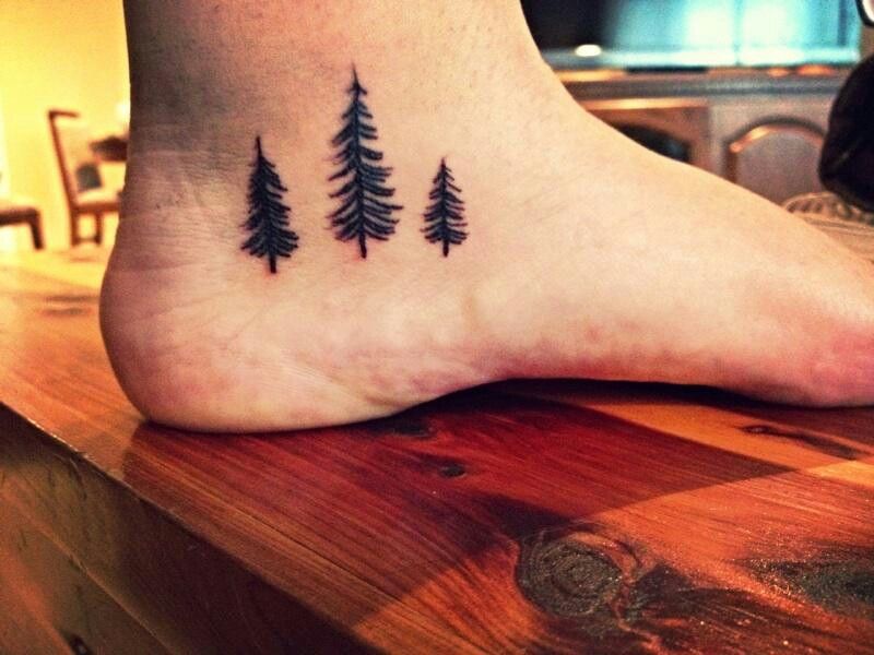 Hình tattoo cây thông ở chân