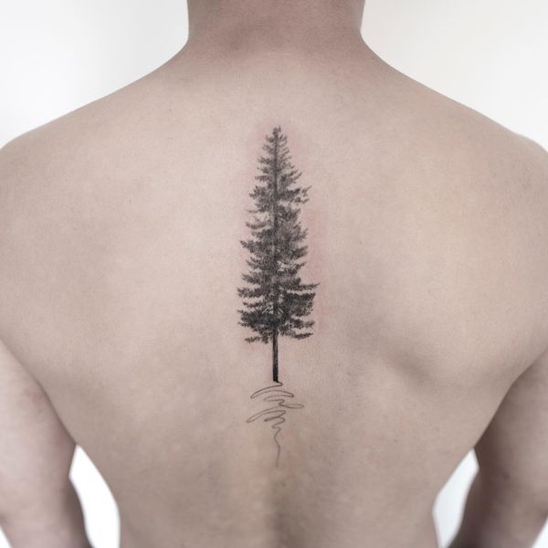 Hình tattoo cây thông phía sau lưng