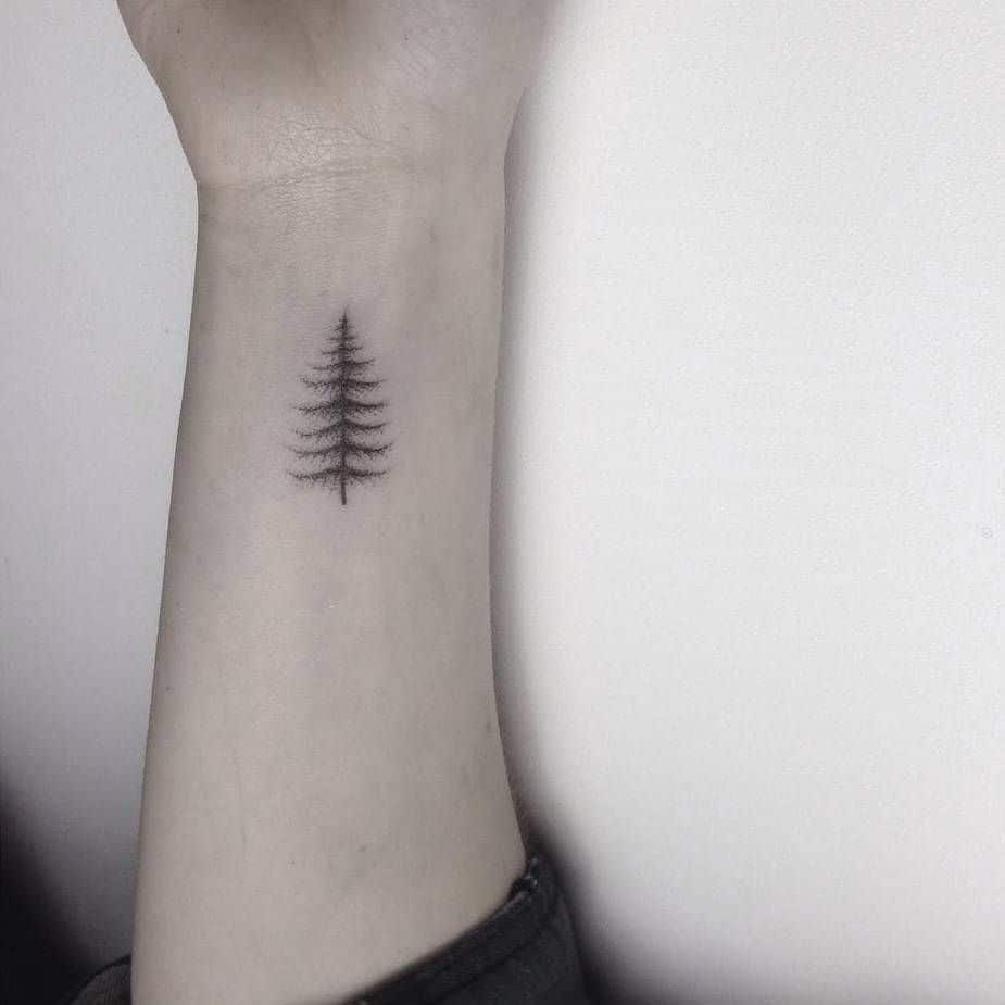 Hình tattoo cây thông siêu nhỏ trên cổ tay
