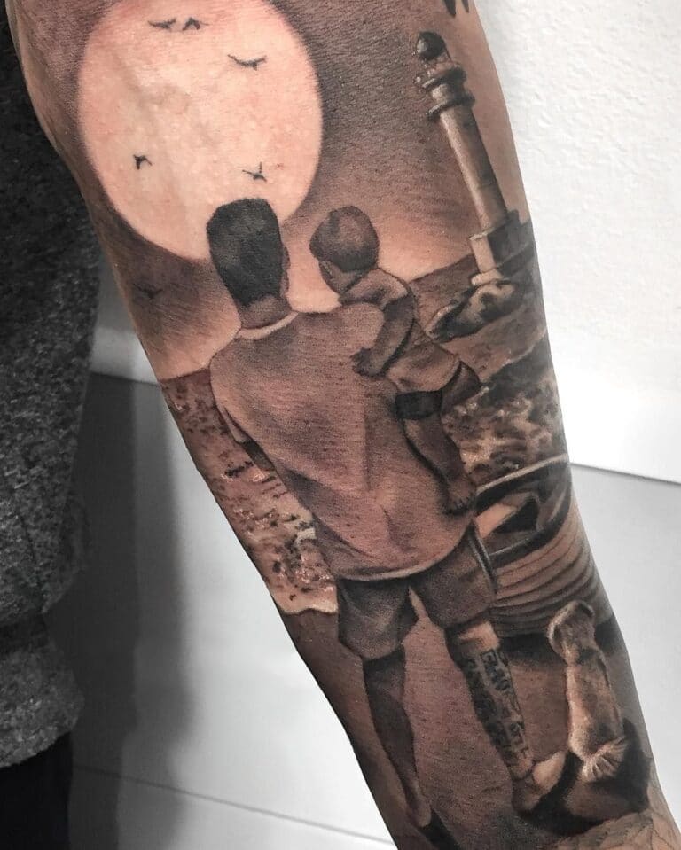 Hình tattoo cha ôm con trông thật an yên và hạnh phúc