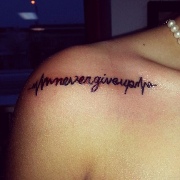 Hình tattoo chữ Never Give Up cho nữ