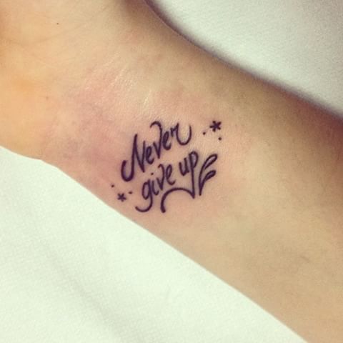 Hình tattoo chữ Never Give Up nhỏ xinh