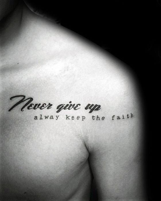 Hình tattoo chữ Never Give Up trên vai nam