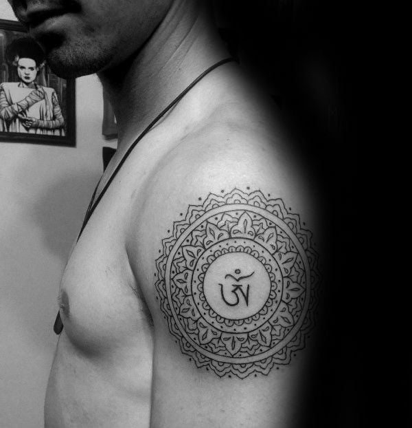 Hình tattoo chữ Om cho nam giới ở bắp tay