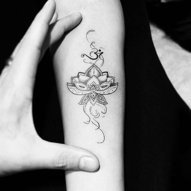 Hình tattoo chữ Om hoa sen ấn tượng