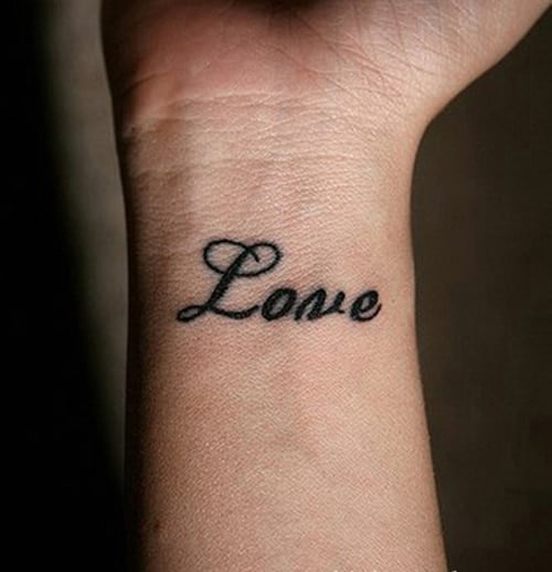 Hình tattoo chữ cái yêu ở cổ tay