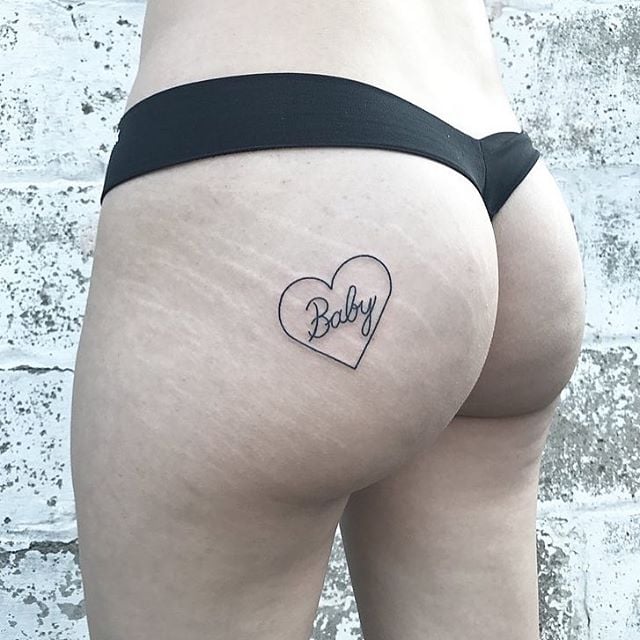 Hình tattoo chữ kết hợp trái tim nhỏ xinh ở mông cho phụ nữ