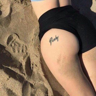 Hình tattoo chữ mini đơn giản ở mông