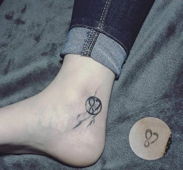 Hình tattoo chuông gió nhỏ ở mắt cá chân