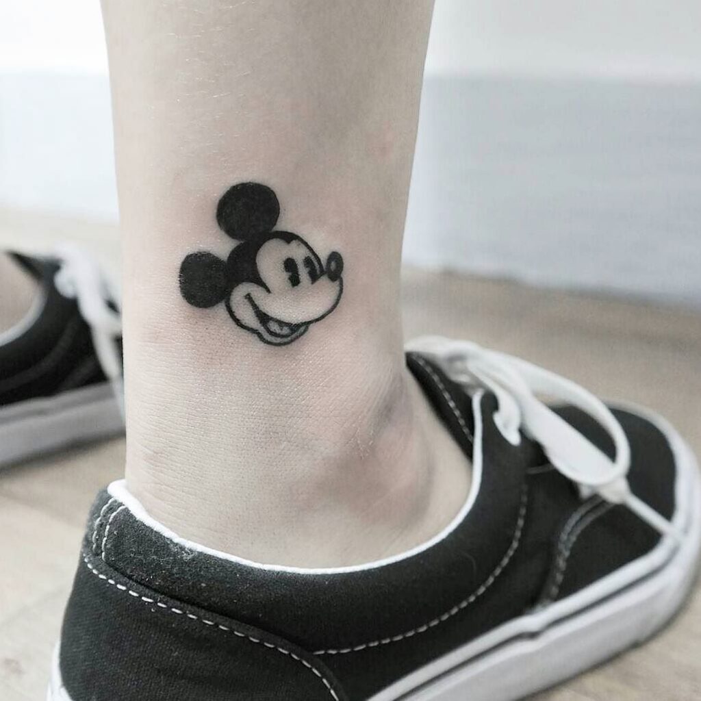 Hình tattoo chuột Mickey cute ở cổ chân