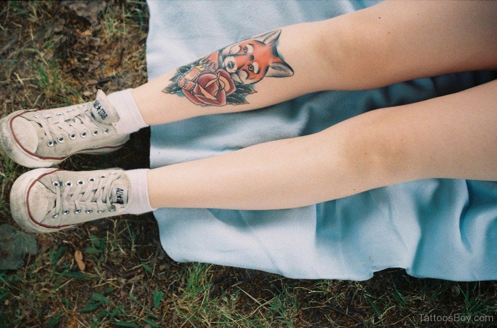 Hình tattoo con cáo cute ở chân