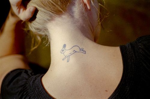 Hình tattoo con thỏ ở cổ