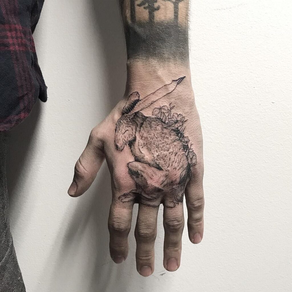 Hình tattoo con thỏ trên tay chất
