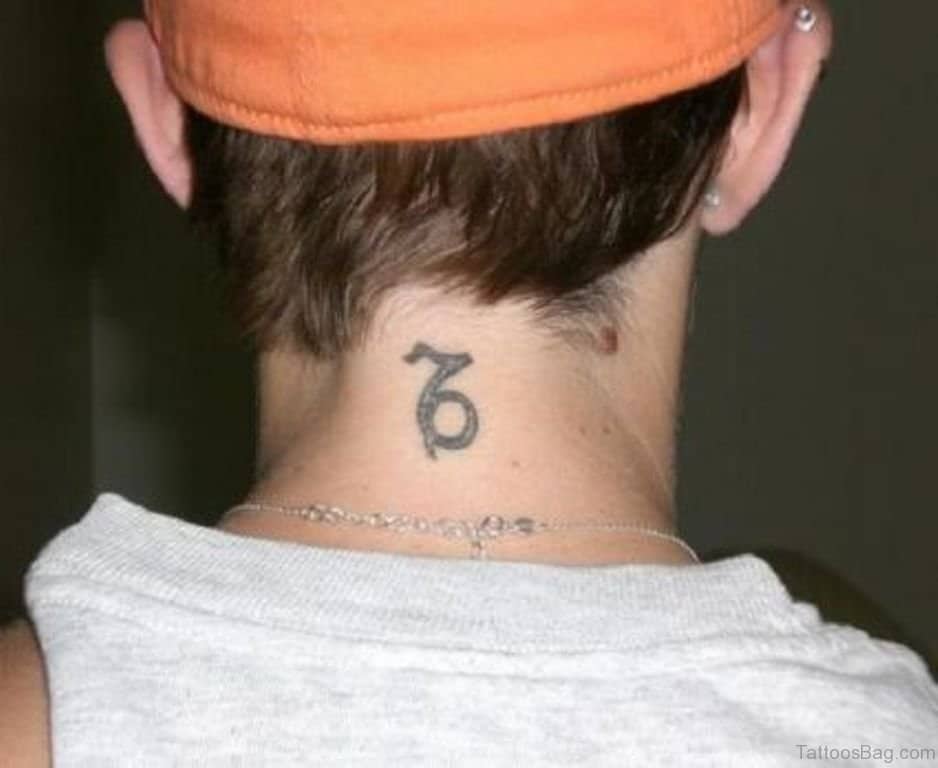 Hình tattoo cung Ma Kết ở gáy nam